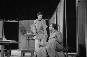 Szenenbilder aus "Hirse für die Achte", altes chinesisches Volksstück mit N. Christian, R. Schelcher, H. Schubert, L. M. Weber, J. Kamper, F. Düren, F. Gnaß, Berliner Ensemble, 1954