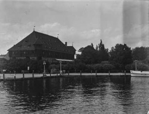 Konzilgebäude von Konstanz : Blick vom Bodensee zum Konzilgebäude (auch genannt Kaufhaus) von Konstanz.