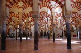 Cordoba - Innenraum der Mesquita Moschee-Kathedrale : Säulenwald mit 800 Säulen in der Mezquita-Moschee aus dem 8. Jh., aufgenommen in Cordoba im Mai 2007