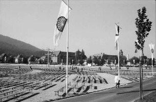 Freiburg: Leere Bänke auf dem Messplatz