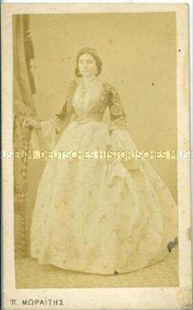 Elegante Griechin in Tracht