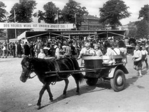 Hamburg. Im Gelände von Planten und Blomen feiert 1949 die "Pro" - Lebensmittelkette ihr jährliches Fest. Während die Erwachsenen essen und trinken vergnügen sich die Kinder mit Ponyfahrten