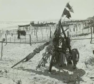 Insel Usedom: Ückeritz. Fischerstrand mit Netzbojen, Netztrockenständer u. ähnl.
