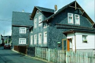 Häuser in der Neustädter Straße; vorn Haus mit Zwerchgiebel, aufgehängter Leiter, Windfang