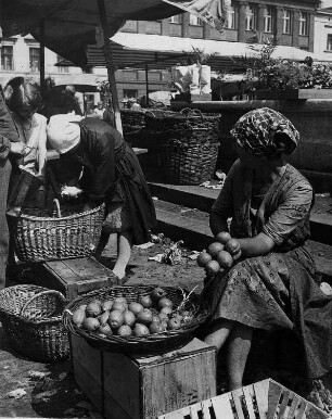 Marktszene auf einem Wochenmarkt in Oberschlesien. Marktfrauen bieten Obst und Gemüse an