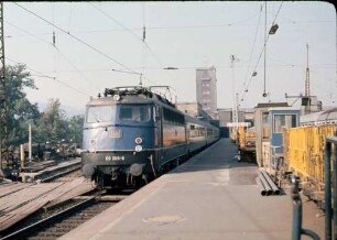 Stuttgart Hbf. Gleis 2 Lok 118 025 Eilzug AA-S Bnb-Wagen