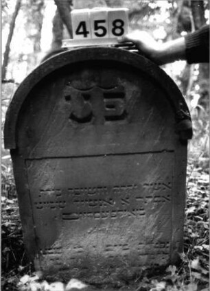 Grabstein 458 (Index: 99804223) Material: Sandstein Zustand: unten verwittert/Textverlust Maße HxBxT: 90x59x11 cm Beschreibung: Stele mit verdachtem Rundbogen, profilierter Rand, Giebelfeld: Grabstein 458