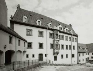 Wirtschaftshof der ehemaligen Fürstenschule : Meißen-Altstadt. Augustiner-Chorherrenstift St. Afra. Ehemaliges Kloster St. Afra. Ehemaliges Propsteigebäude (1671) mit Erker (bezeichnet 1671)