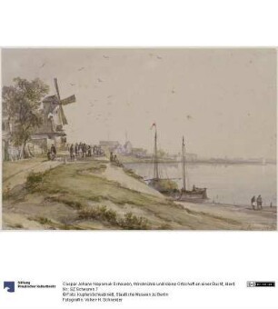 Windmühle und kleine Ortschaft an einer Bucht