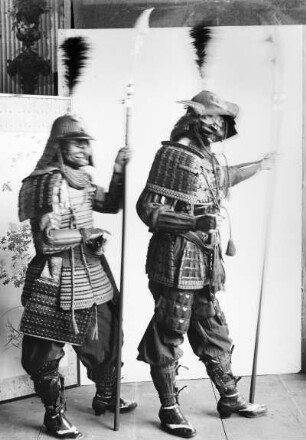 Rollenkostüme wohl für Samuraidarsteller, entstanden an der Kunstgewerbeschule Dresden unter Leitung von E. Antonio Donadini. 1886
