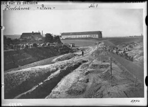 Flutrinne Kaditz im Bau, dahinter die ehemalige Militärluftschiffhalle (184 Meter lang und 35 Meter breit) : Dresden-Kaditz. Flutrinne Kaditz im Bau, dahinter die ehemalige Militärluftschiffhalle (184 Meter lang und 35 Meter breit)