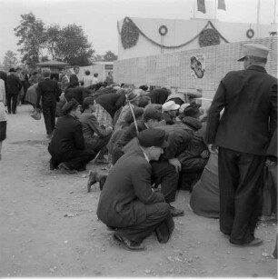 Markkleeberg. Zaungäste : Markkleeberg, agra Landwirtschaftsausstellung, Zaungäste, Juni 1954