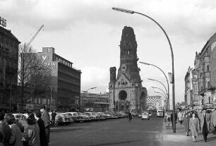 Berlin: Kurfürstendamm mit Ruine von der Ecke; Joachimstaler Straße