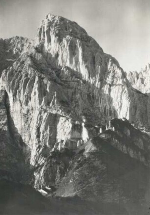 Tirol, Stripsenjoch : Tirol. Stripsenjoch mit Stripsenjochhaus (1580m) gegen Totenkirchl (2193m) (Wilder Kaiser)