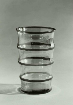 Vase mit blauen Streifen