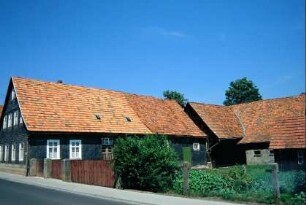 Gehöft mit Wohnhaus, Wirtschaftsgebäuden an der Hauptstraße