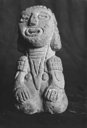 Steinfigur eines Kauernden