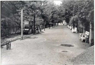 Ameide vor Beginn der Umbauarbeiten im Sommer 1960,. rechts stehen weiße Bänke