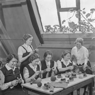 Werkfrauen beim Stricken