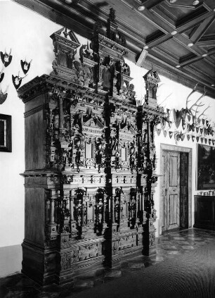 Reich verzierter Schrank (vielleicht in Schloß Zeil)