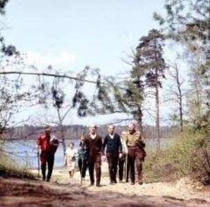 Ältere Mitarbeiter des VEB TGA Berlin wandern nahe des Betriebserholungsheims in Zesch am See