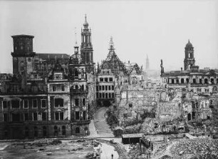 Dresden. Blick vom Modehaus Möbius nach Norden zur Ruine des Residenzschlosses