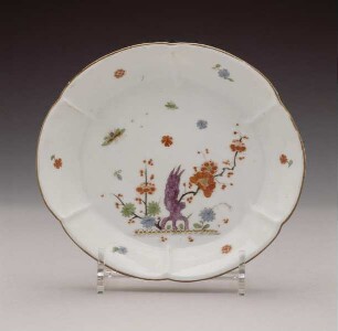 Schale mit zitronengelbem Fond und Blumendekor