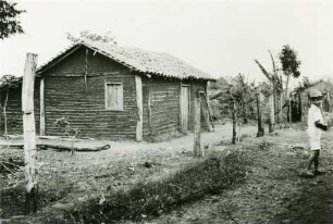 Haus am nördlichen Rand von Ribeiro dos Santos : Zwischen der Zugstrecke und dem Ort