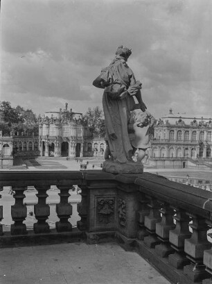 Dresden-Altstadt. Zwinger. Blick zur Sophienkirche