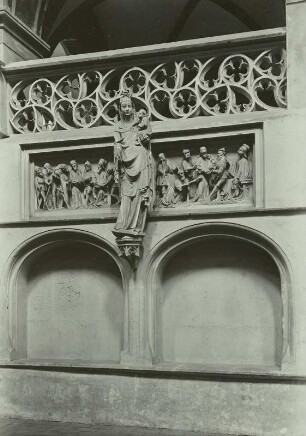 Südliche Chorschranke mit Relieftafeln (Christus vor Pilatus, Christus vor dem Hohepriester) und Madonna