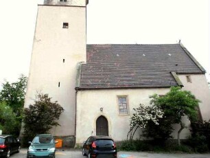 Kirche von Süden-mit Kirchturm (im Kern frühgotisch) sowie Langhaus über Traufseite (im Kern Frühgotisch - später nach Süden erweitert)