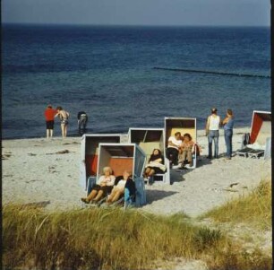 Insel Hiddensee - Ostseestrand : Strandkörbe am Strand bei Kloster, aufgenommen auf der Insel Hiddensee 1982