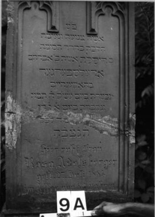 Grabstein 9 (Index: 99804478) Material: Sandstein Zustand: gebroch/repariert/Textverl/verwitt Maße HxBxT: 167x56x23 cm Beschreibung: Stele, getreppter Sockel, getrppter Abschluß, Schrift mit Maßwerk: Grabstein 9A