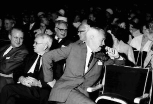 17. Tagung 1967 Chemiker; Eröffnungsfeier: G. Stoltenberg, Hardold C. Urey, Lord Alexander Todd of Trumpington, dahinter im Gespräch: Werner Forßmann und Adolf Butenandt