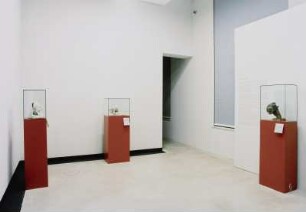 Raumaufnahme Ausstellungssaal. Blick zum Eingang ins erste Seitenkabinett