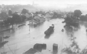 Bahnhof Dohna mitten im Hochwasser am 9.7.27, 16:00 Uhr : Hochwasserkatastrophe vom 08.07.1927 im Müglitztal. Bahnhof Dohna mitten im Hochwasser am 9.7.27, 16:00 Uhr. Am Nachmittag während der Fahrt nach Weesenstein vorbeigefahren