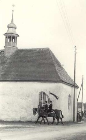 Osterreiter in Sollschwitz : Gesellschaftliche Volkskultur - Frühling. Ort: Sulšecy / Sollschwitz. Zwei Osterreiter reiten um die Kapelle in Sollschwitz.