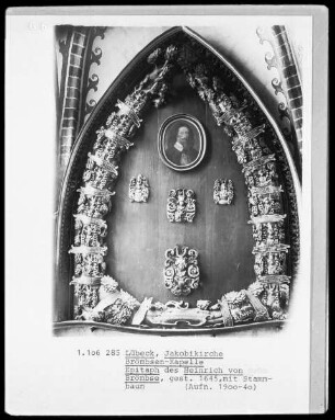 Epitaph des Heinrich von Brömbse (gest. 1645): buntbemalter Stammbaum mit ovalem Brustbild