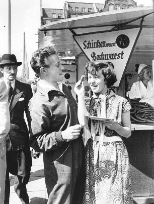 Hamburg. Ecke Steintorwall/Mönckebergstraße. Nach der Währungsreform 1948 hatten Würstchen-Buden Konjunktur. Die Menschen konnten sich wieder etwas leisten und das Angebot war da