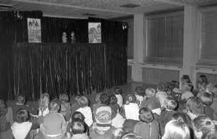 Hanauer Puppentheater von Oskar Feder. Gastspiel in der Grund- und Hauptschule Grünwinkel