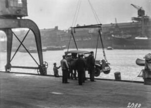 Löschen der Ladung : Löschen der Ladung im Hamburger Hafen nach der Ankunft der Schomburgk Expedition.