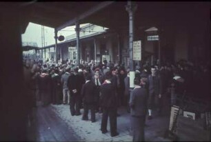 Bahnsteig : Rosenheim. Bahnhof. Bahnsteig mit Reisenden