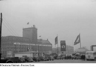 Außenansicht Kroch-Hochhaus mit Propaganda-Plakat der Nationalen Front