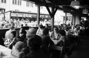 Freiburg: Freiburger Weinfest 1975; Weinbuden; voll besetzt