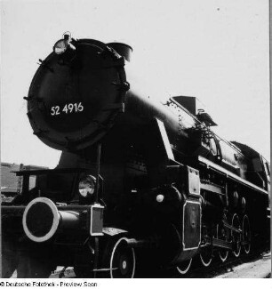 Güterzug-Lokomotive 52 4916 der Deutschen Reichsbahn (Kriegslokomotive). Ansicht von links (Heizerseite) schräg von vorn