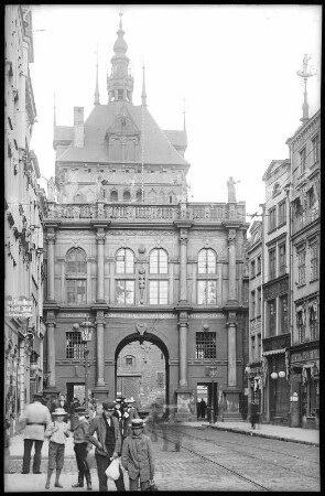 Danzig. Langgasser Tor (1612-1614; Abraham van den Blocke), dahinter Stockturm