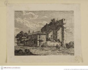 Ländliches Haus neben der Ruine eines Aquädukts