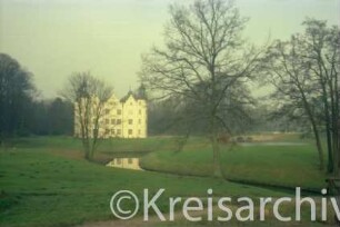 Schloss [Herrenhaus]: Südost-Fassade: Schlosspark mit Schlossinsel und äußerem Schlossgraben: hinten rechts Schlossbrücke: von vorne Aue