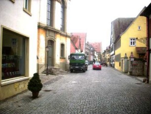 Stadtbild - Hauptstrasse von Nord nach Süd mit Bartholomäuskirche im Osten sowie Stadthäusern in meist giebelständiger Manier