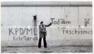 Der Fotograf Heinz Hajek-Halke an der Berliner Mauer